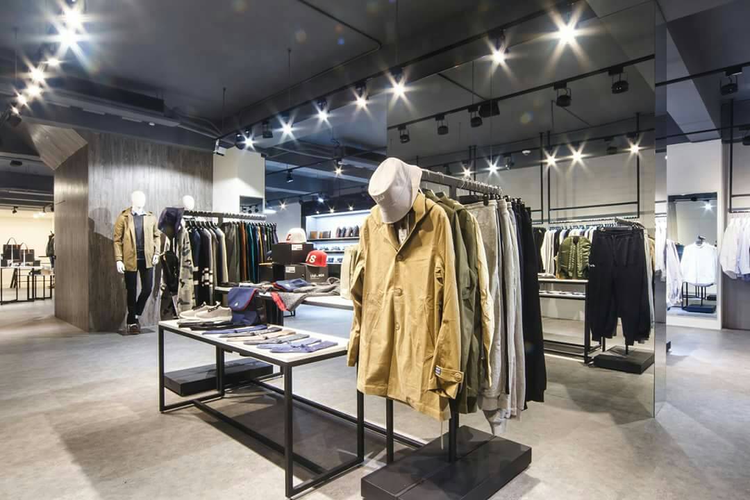 服飾零售空間中的中島與吊掛陳列