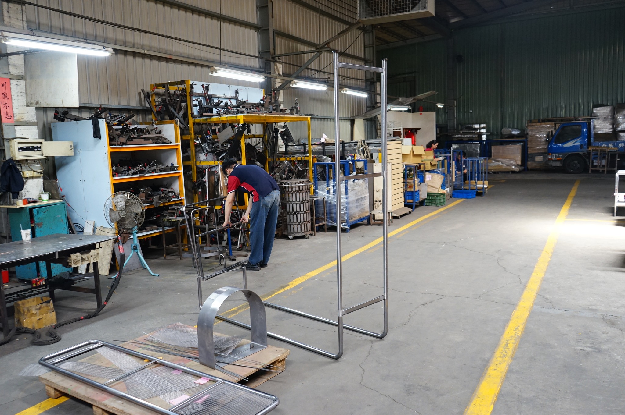 金属加工工場と専用溶接治具ラック